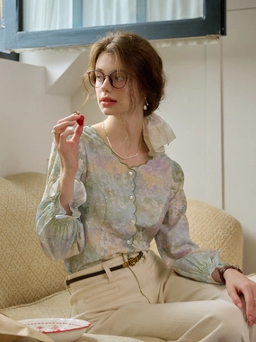 ??Final Sale??Nicole Wavy collar Floral Blouse Easy Wash