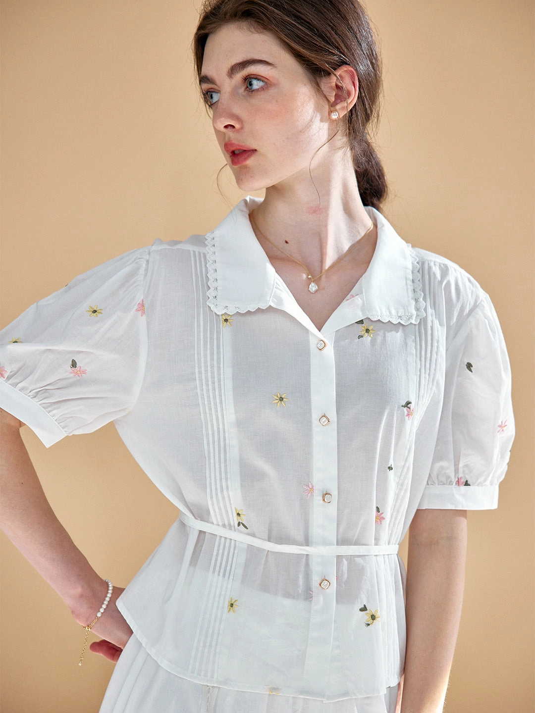 ??Final Sale??Savanna Simple Little Daisy Embroidered White Blouse Shine Fit