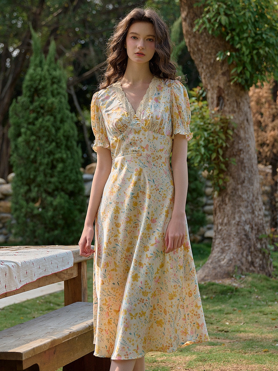 Nature Base LightweightKnit ??Final Sale??Stormi Charming V-neck Lace Trimmed Floral Print Dress