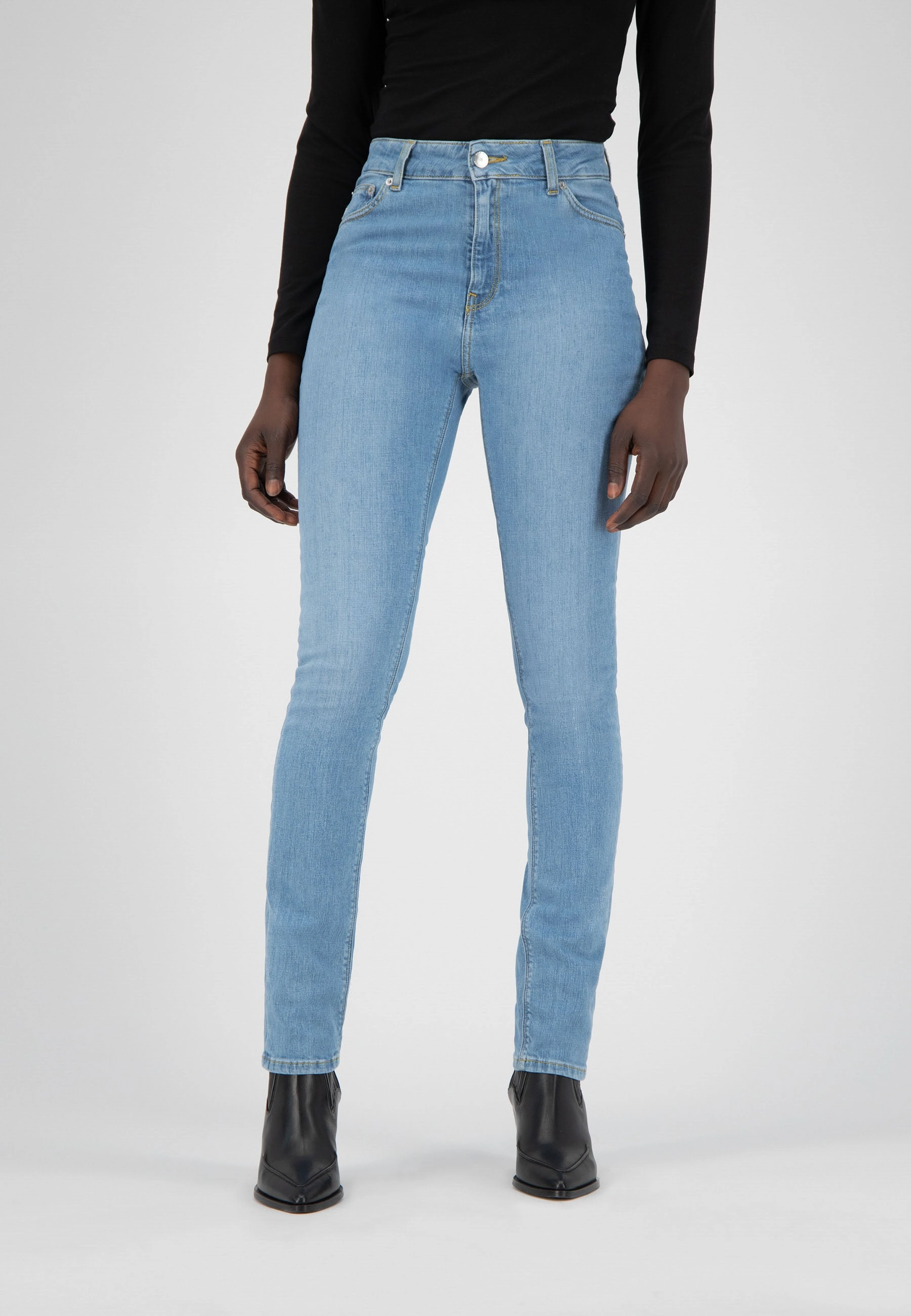 Regular Swan - Heavy Stone River Flow