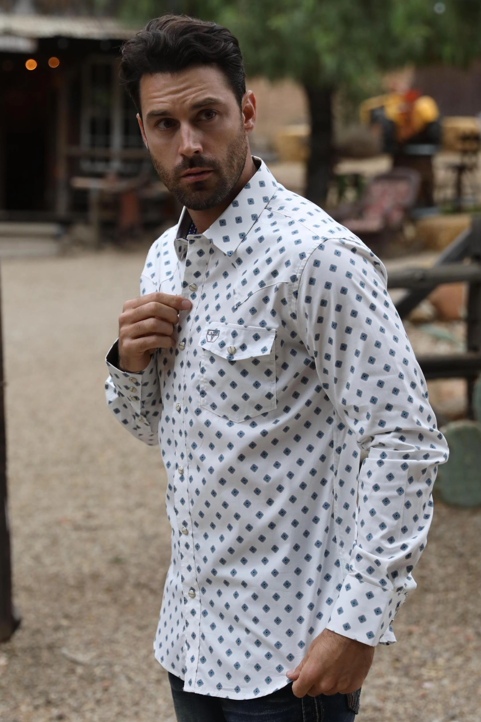Reinforced Side Vents Mens Western Modern Fit White Long Sleeve Shirt with Snaps