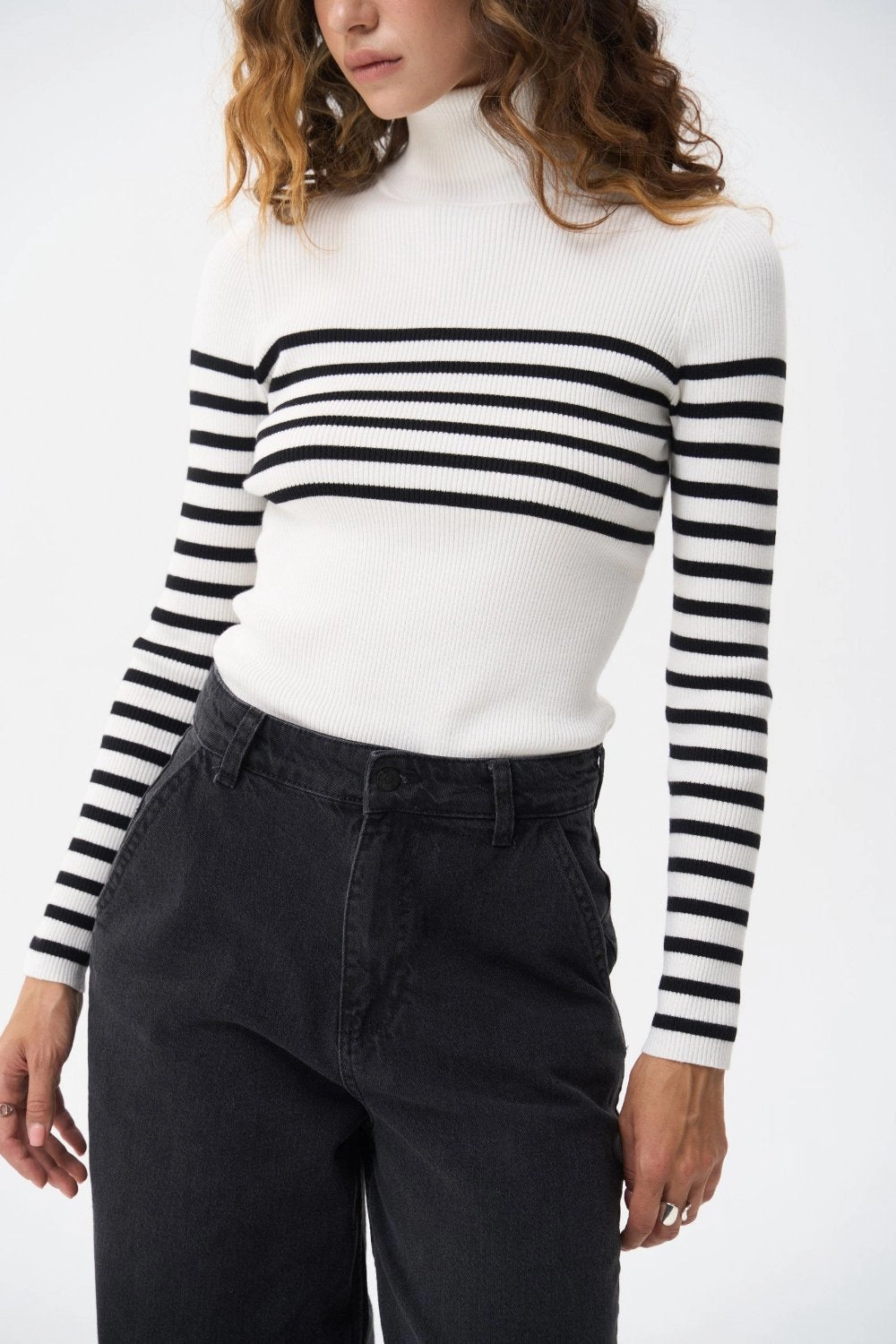 Layer Design Milk turtleneck sweater with a black stripe