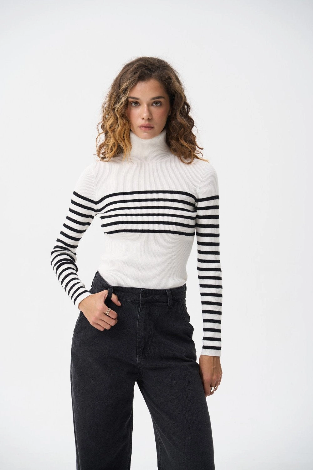 Slim Design Fit Milk turtleneck sweater with a black stripe