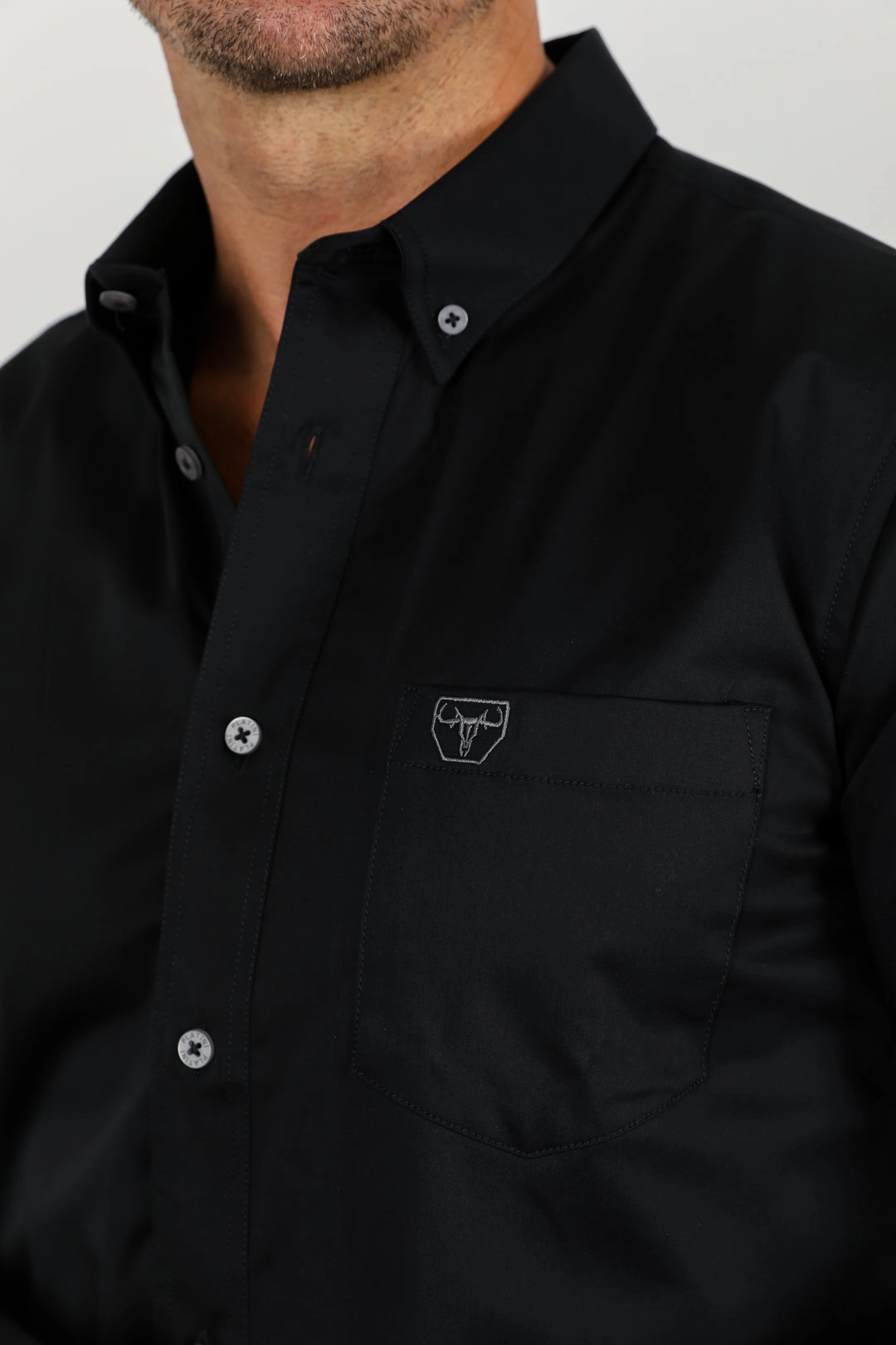 Unique Design Outdoor Adventure Men??s Single Pocket Logo Modern Fit Stretch Dress Shirt - Black