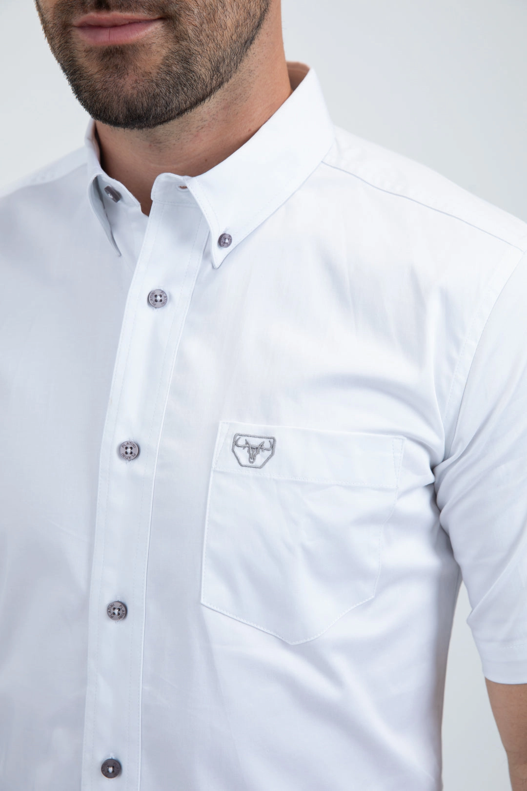 Anti Pilling Surface Modern Look Men??s Single Pocket Logo Modern Fit Stretch White Short Sleeve Shirt