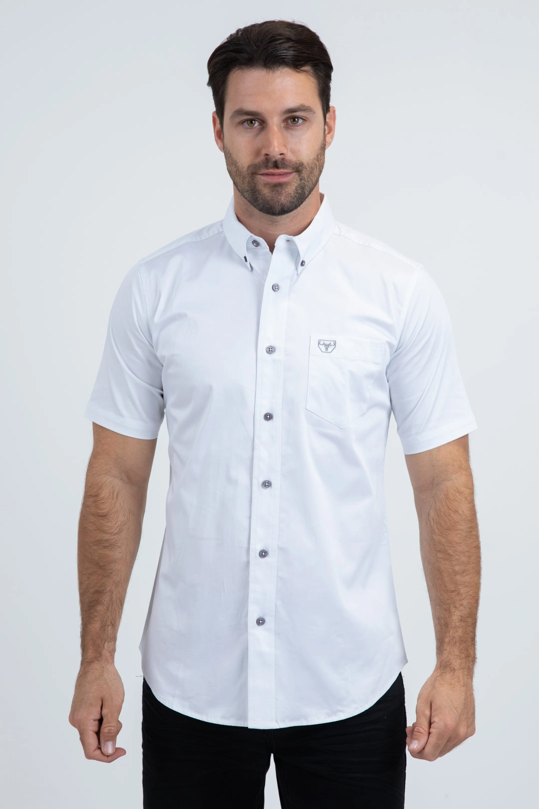 Men??s Single Pocket Logo Modern Fit Stretch White Short Sleeve Shirt Embellished Neckline